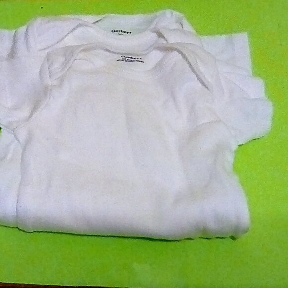 Baby shower pink bundle Swaddle, Alice & Oliver Rabbit blanket & onesies - Picture 7 of 8